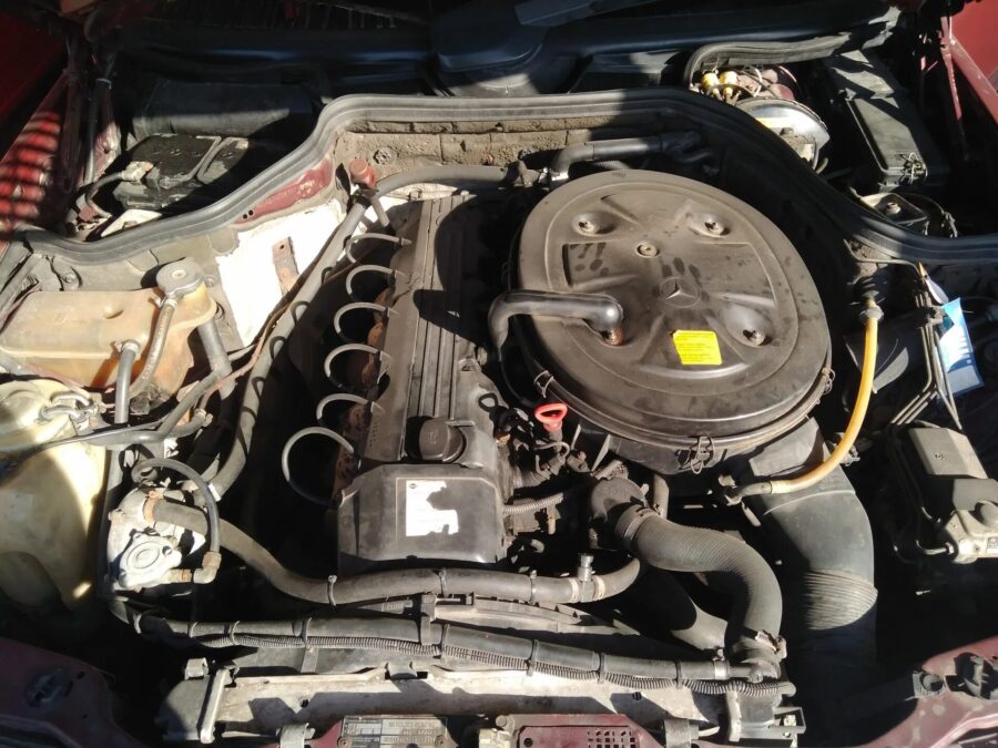 Mercedes-Benz M103 E26 2.6 motor