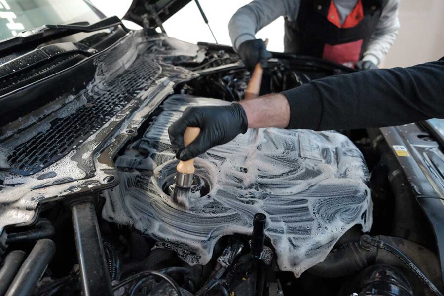 Hoe een automotor thuis wassen en of het moet of niet