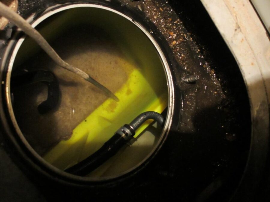 Wat is het gevaar van water in de benzinetank en hoe verwijder je het eruit